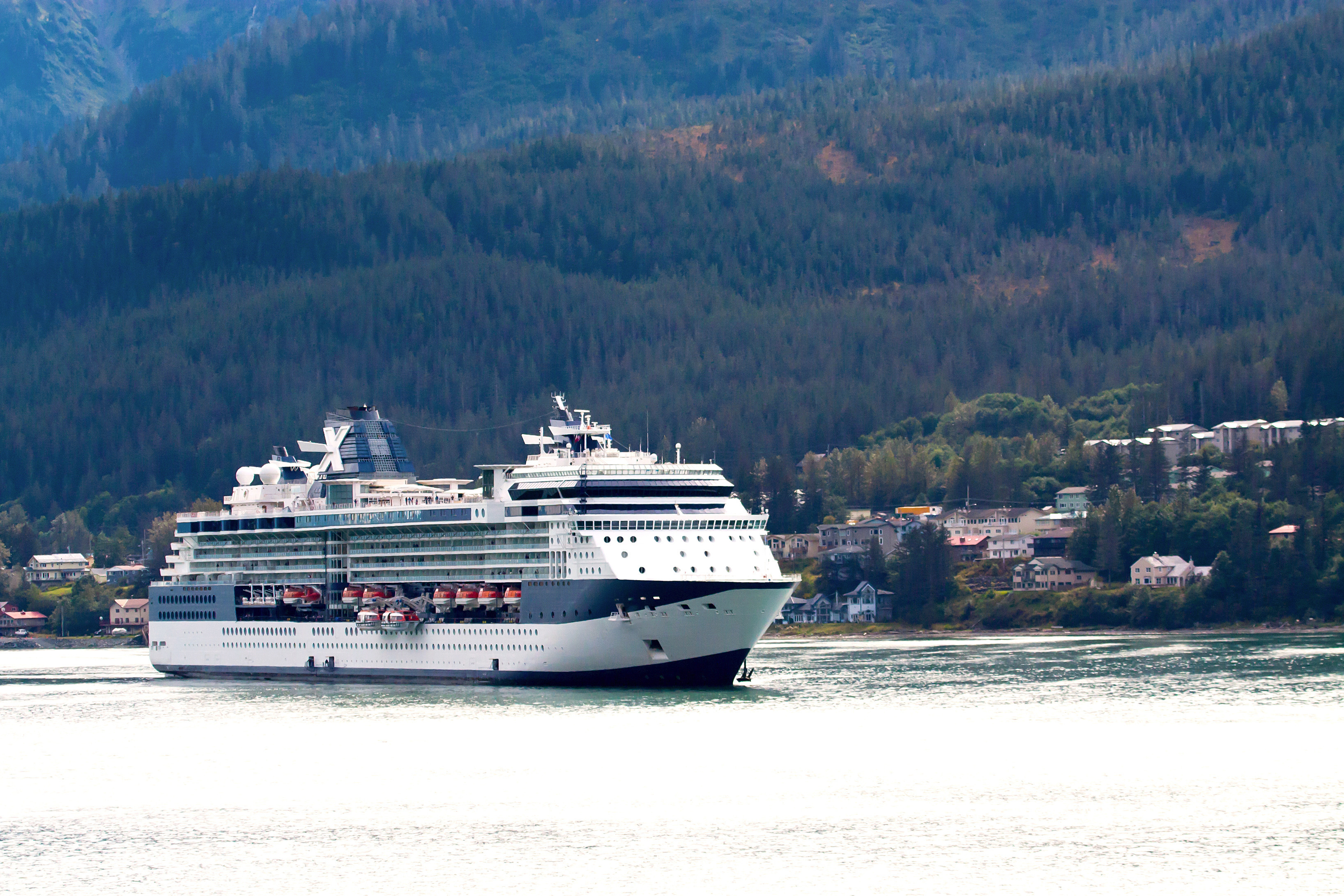 cruise-ship-floating_MkYuq8__